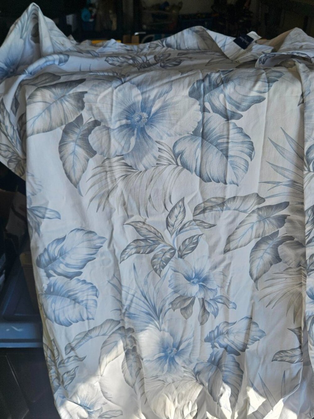 Tommy Bahama shower curtain and 2 matching hand towels